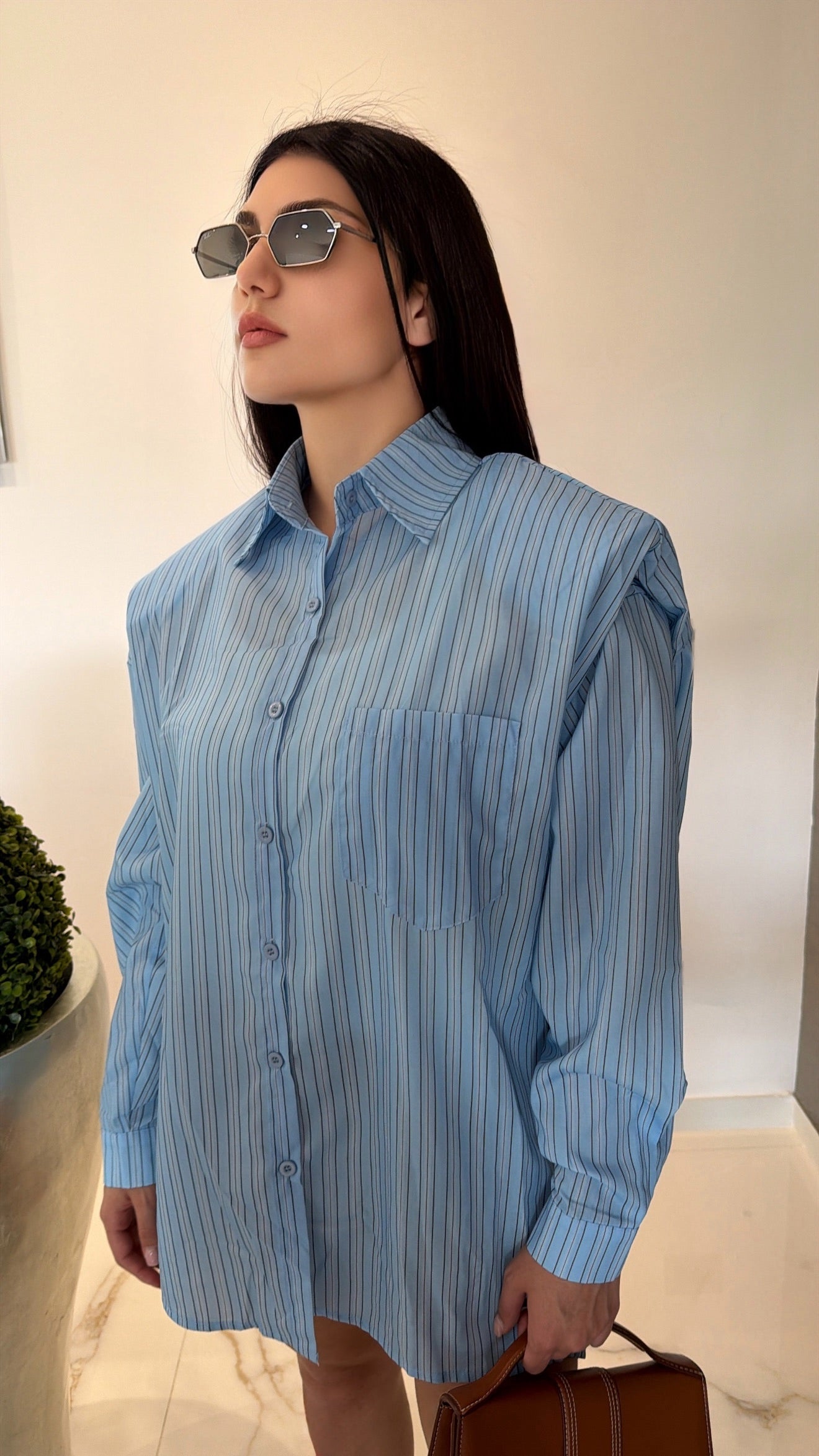 Camicia a righe celeste con spalline imbottite