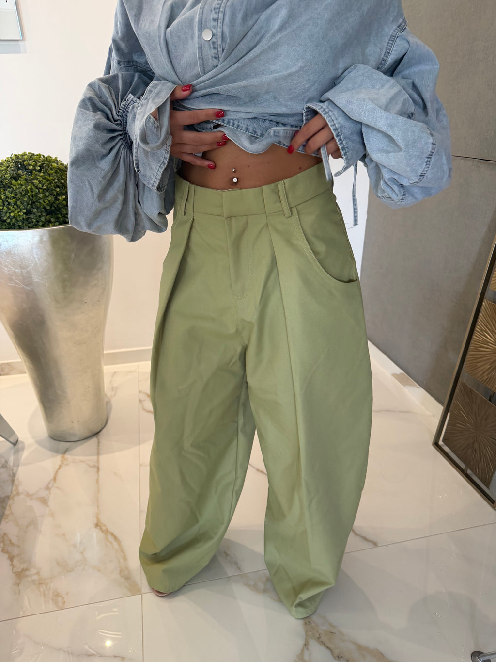 Pantalone con pence simil balloon verde