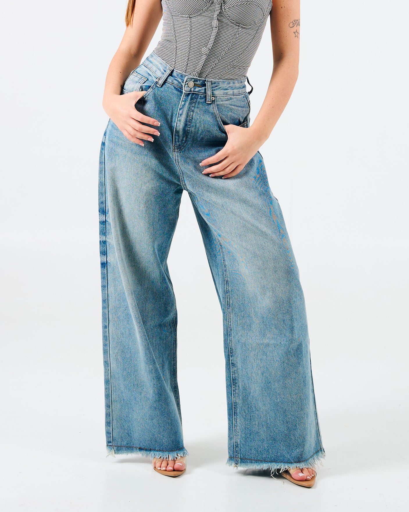 Jeans lavaggio chiaro con frange